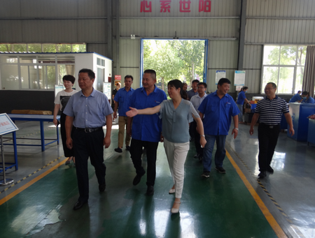 樊城區(qū)委書記柴普軍帶領(lǐng)區(qū)四大家領(lǐng)導(dǎo)及區(qū)工會(huì)主席龐玉陽(yáng)同志慰問(wèn)世陽(yáng)電機(jī)一線員工